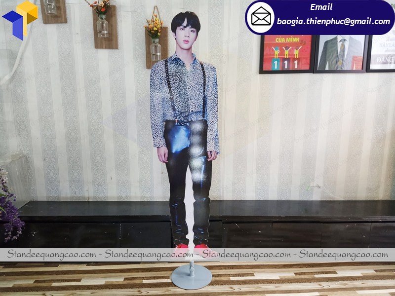 standee quảng cáo hình người