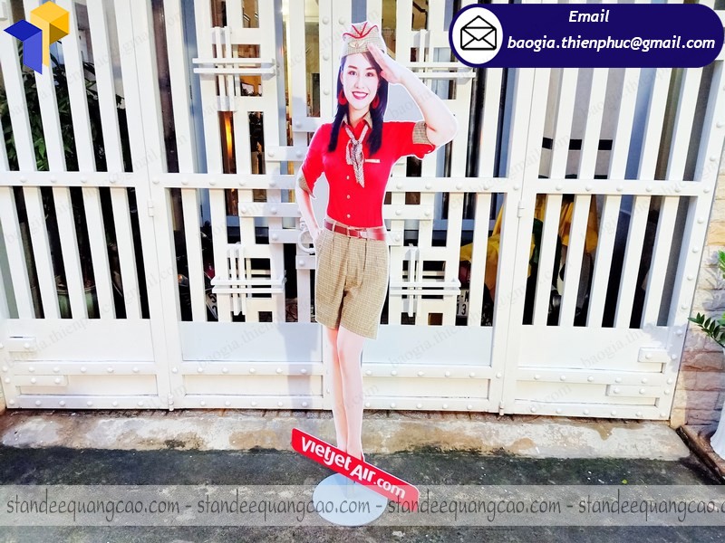 đặt standee hình người ở đâu