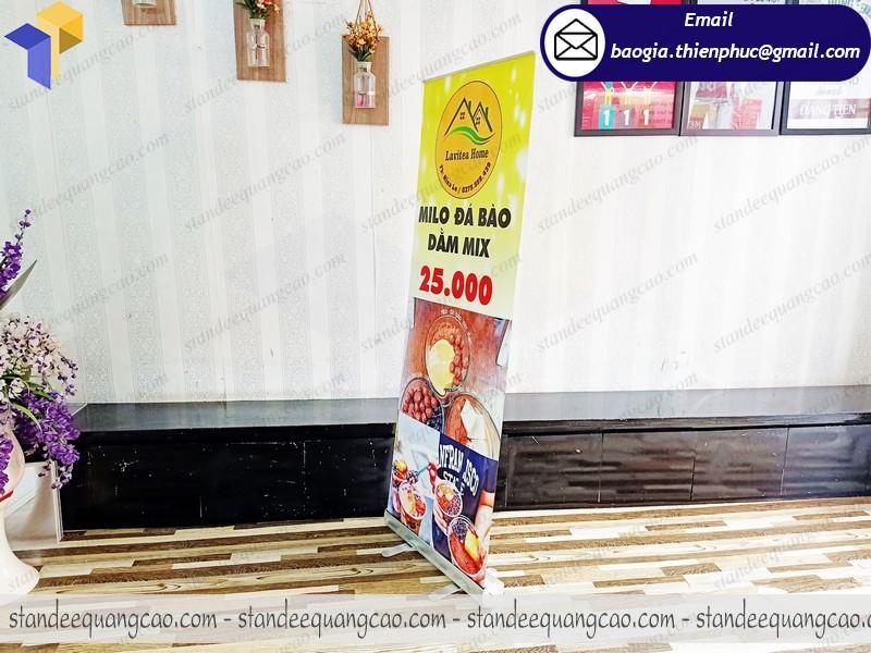 giá standee cuốn nhôm