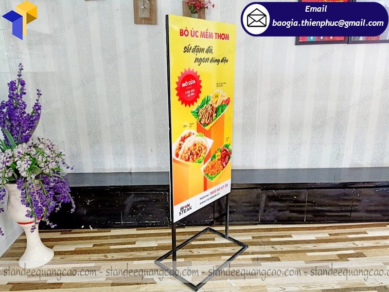 chân sắt standee quảng cáo