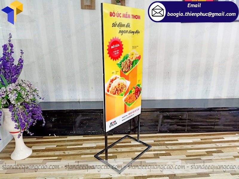 khung standee chịu gió ngoài trời