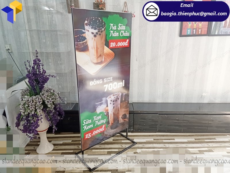 khung sắt standee chịu gió ngoài trời