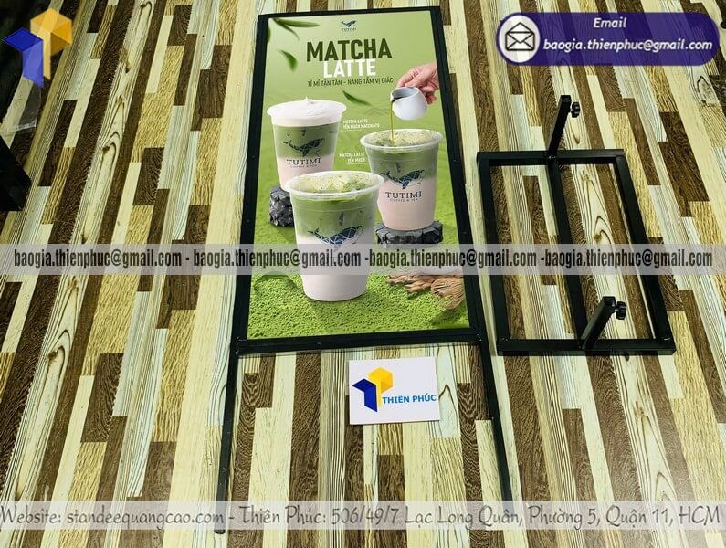 Giá bảng standee khung sắt đứng 2 mặt chịu gió di động cho doanh nghiệp shop thời trang siêu thị