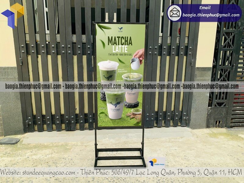Giá bảng standee khung sắt đứng 2 mặt chịu gió di động