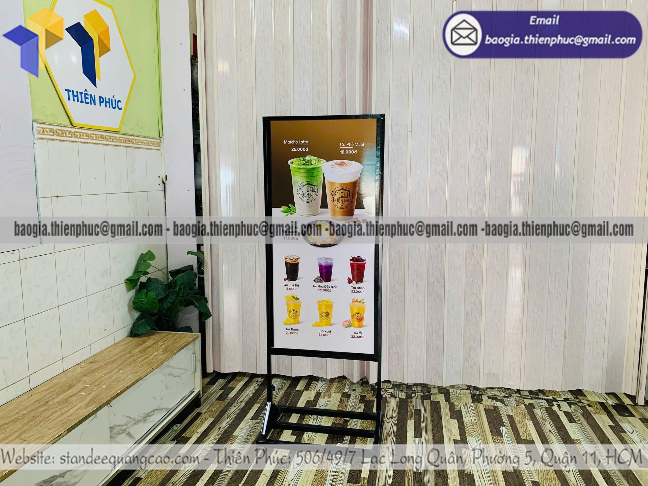 Standee khung sắt gắn poster 2 mặt để ngoài trời hút khách đi đường