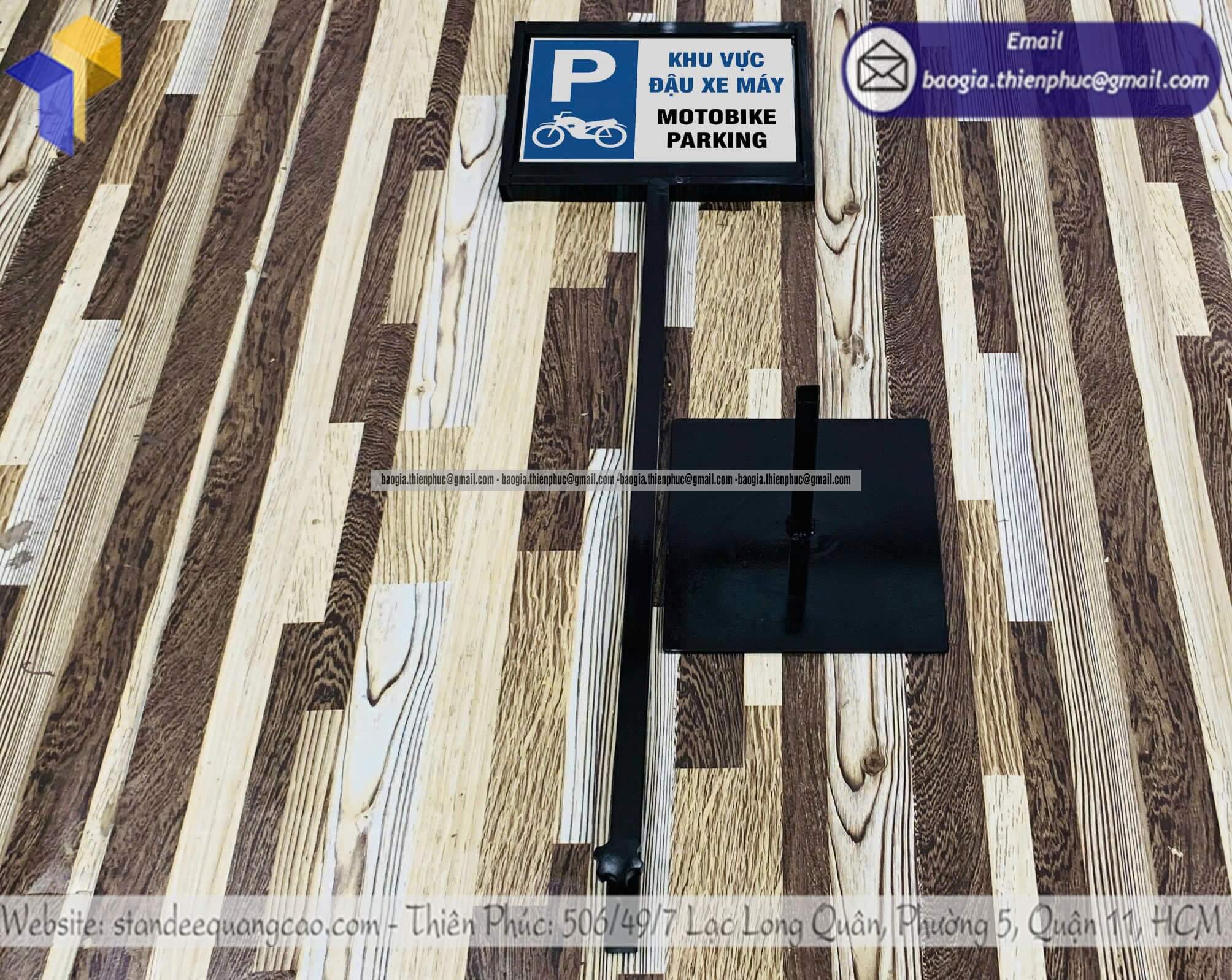 Bảng chỉ dẫn đậu xe bằng khung sắt in 2 mặt lối ra giúp khách đi đúng hướng