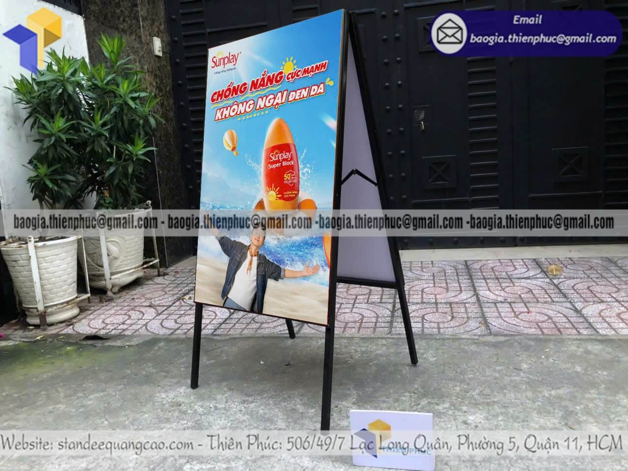 Bảng hiệu A chân sắt gắn poster hai mặt trên vỉa hè độ bền cao dựng ngoài trời thả ga