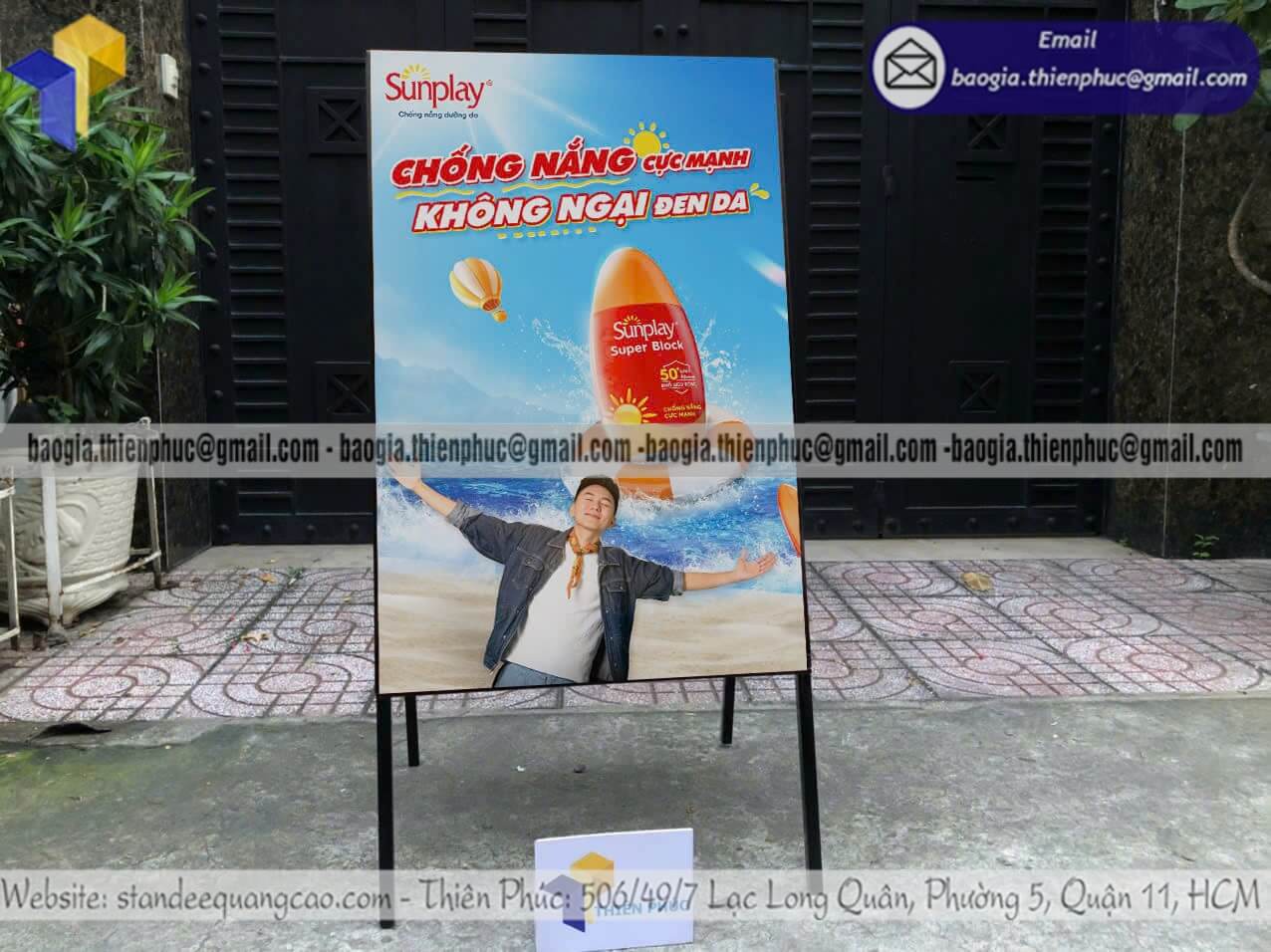 Bảng hiệu A chân sắt gắn poster hai mặt trên vỉa hè
