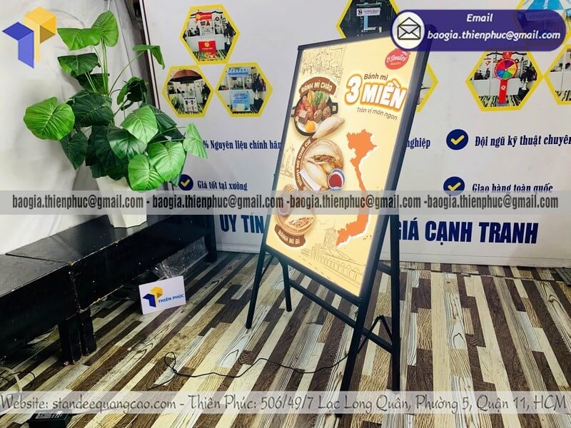 Bảng hiệu đèn led siêu mỏng 1 mặt trên vỉa hè đẹp bán hàng lưu động quảng cáo thương hiệu