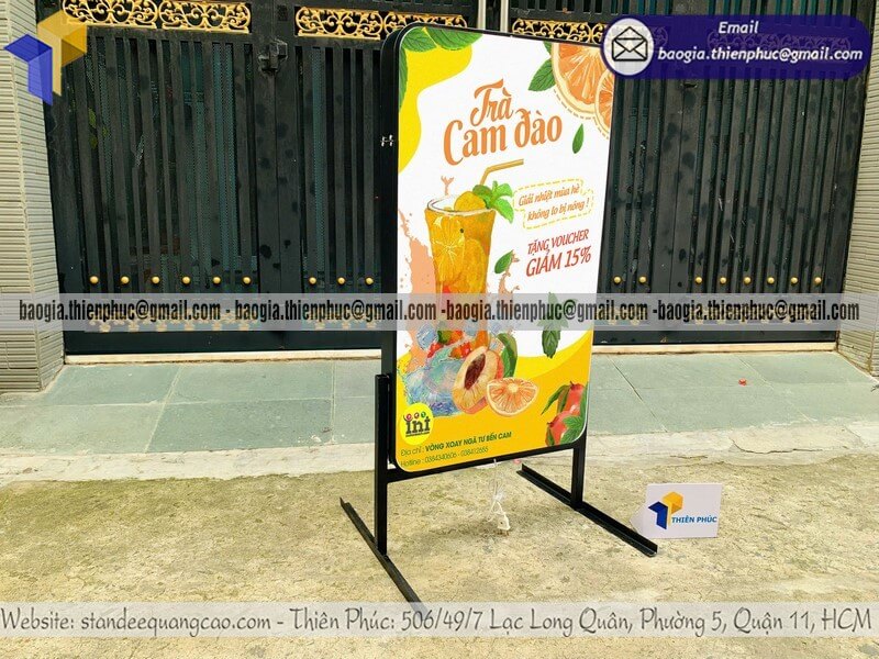 Bảng hiệu hộp đèn mica quảng cáo đứng trên vỉa hè gia công cho cửa hàng thực phẩm