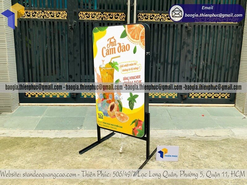 Bảng hiệu hộp đèn mica quảng cáo đứng trên vỉa hè cho nhà hàng shop thời trang xưởng gia công