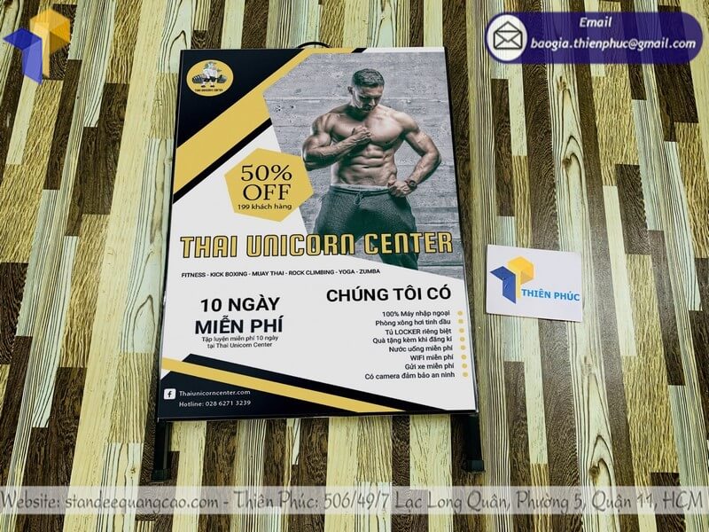 Bảng quảng cáo chữ A có tay cầm gấp gọn, dễ mang theo