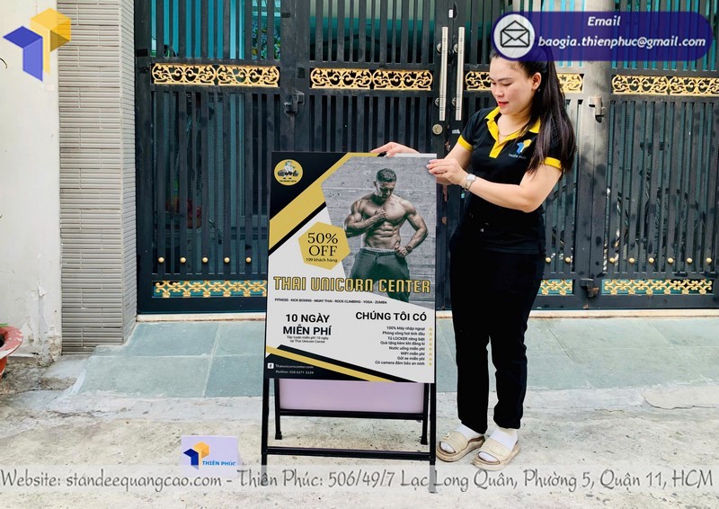 bảng quảng cáo chữ A có tay cầm