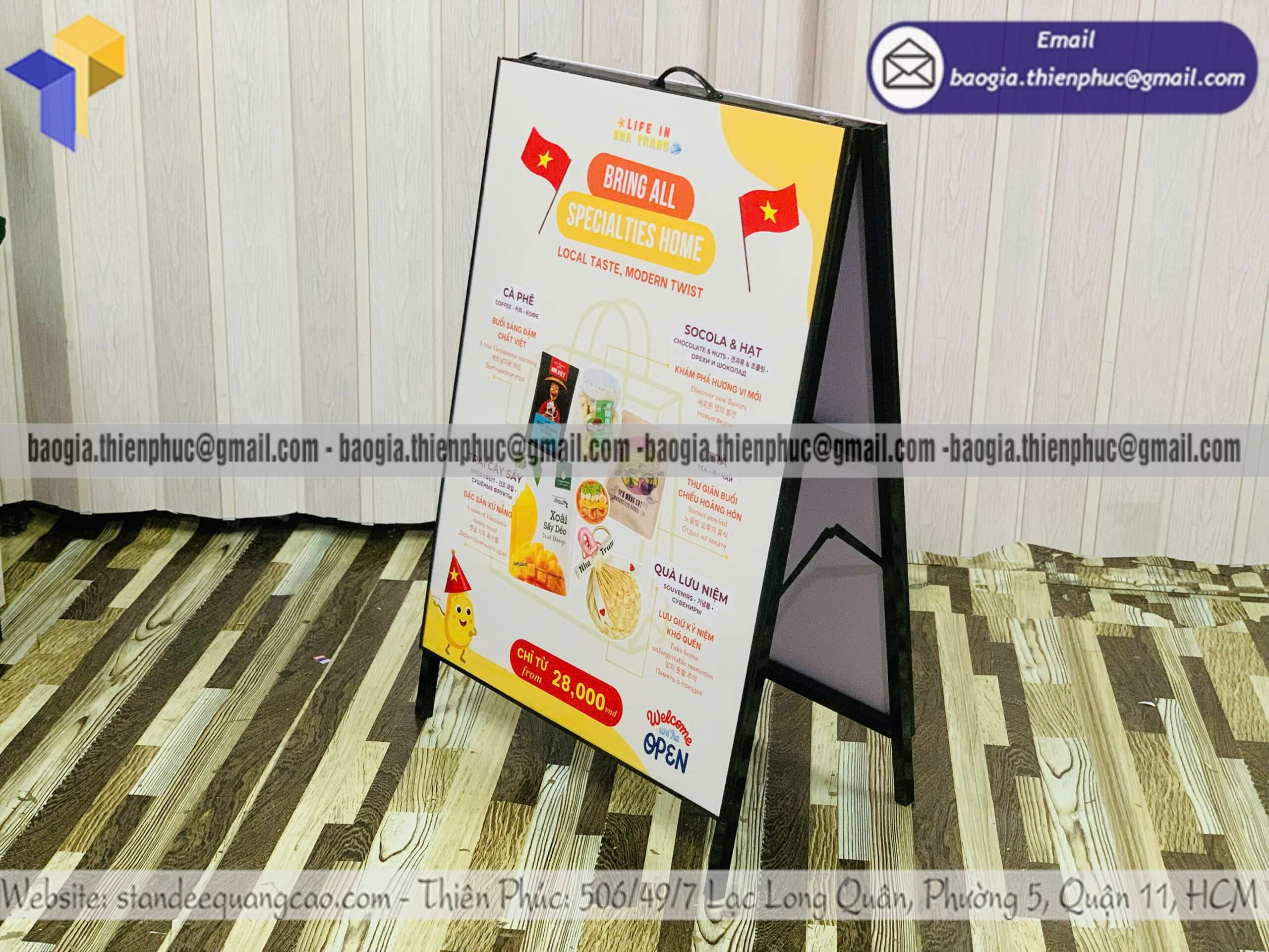 Bảng quảng cáo chữ A in 2 mặt trước sau chân sắt theo yêu cầu phù hợp với cửa hàng nội thất