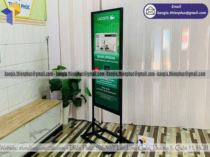 Bảng quảng cáo hai mặt đứng khung sắt để ngoài trời cho shop quần áo giày dép