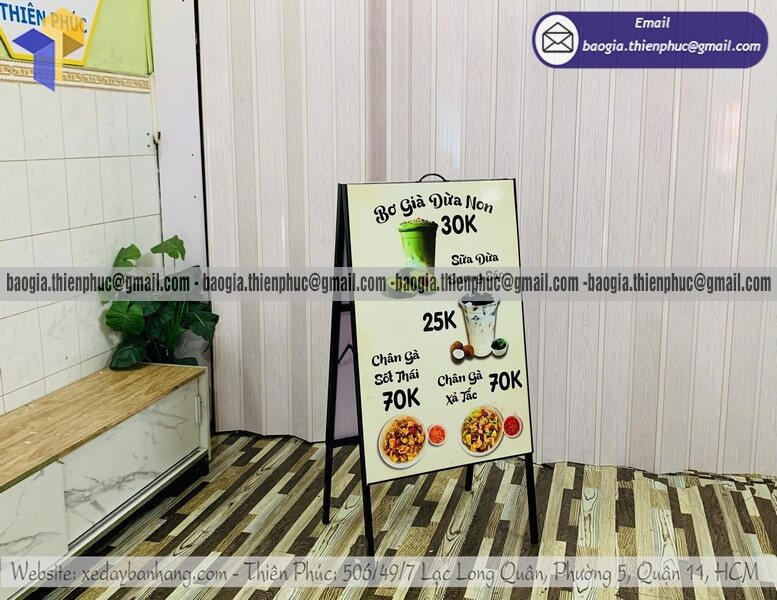 Bảng standee A in menu 2 mặt chân sắt để ngoài trời dễ dàng xem thông tin từ mọi hướng