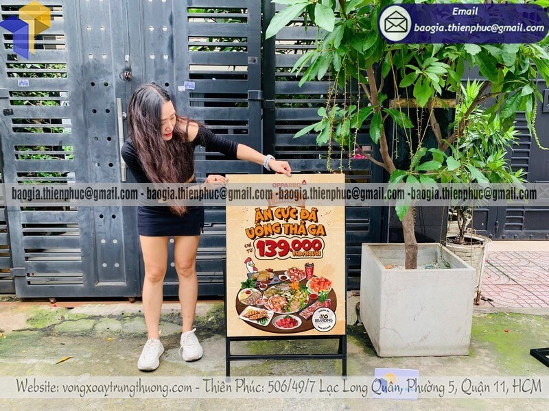 Bảng standee quảng cáo in 1 mặt chân sắt ngoài trời đẹp