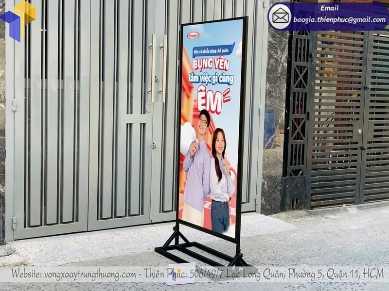 Báo giá bảng standee 2 mặt đứng chịu gió ngoài trời quảng cáo cửa hàng thời trang