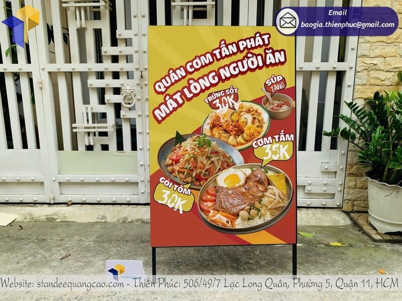 Báo giá bảng standee A in 2 mặt đặt trước cửa hàng