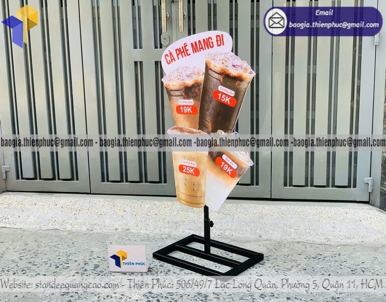 Báo giá mô hình ly cafe 3D trưng bày trước quán cafe nhỏ quán vỉa hè