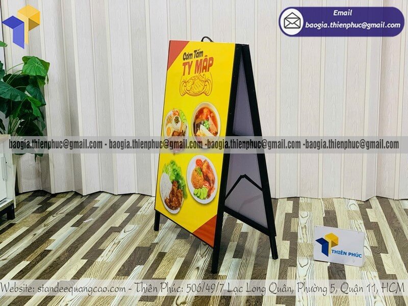 Báo giá standee A chân sắt gấp gọn giới thiệu sản phẩm có khi chuyểnn làm cho shop thời trang siêu thị
