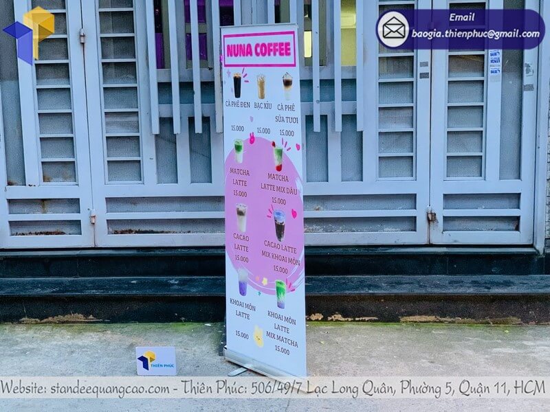 Báo giá standee cuốn nhôm ngoài trời chính xác 2025