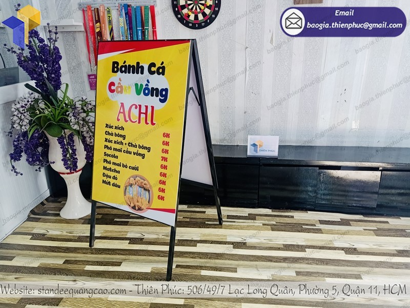 báo giá mẫu standee chữ a chân sắt