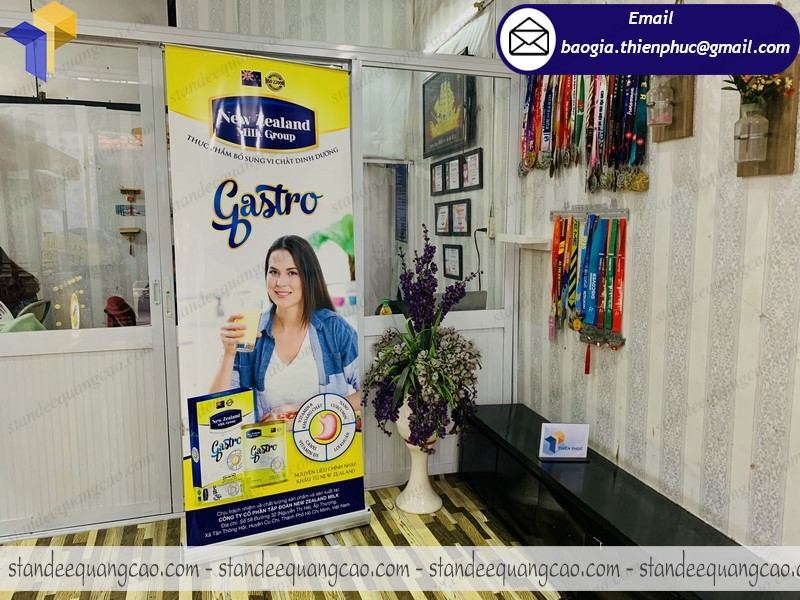 báo giá standee cuốn nhôm đẹp