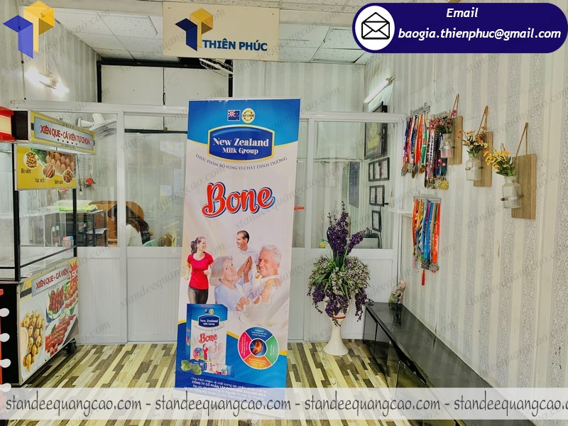 báo giá standee cuốn nhôm giá rẻ