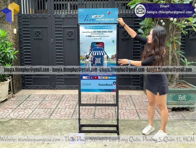 Báo giá standee đứng in 2 mặt ngoài trời chắn gió