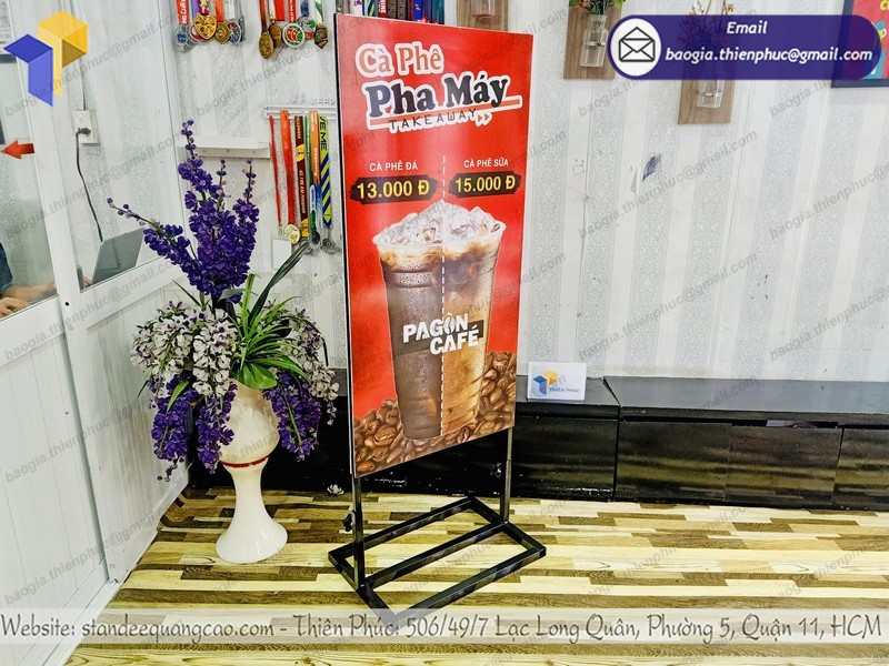 báo giá standee hai mặt ngoài trời