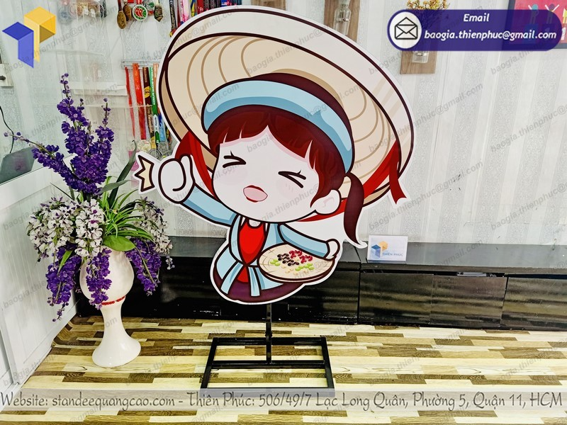 báo giá standee hoạt hình chân khung sắt