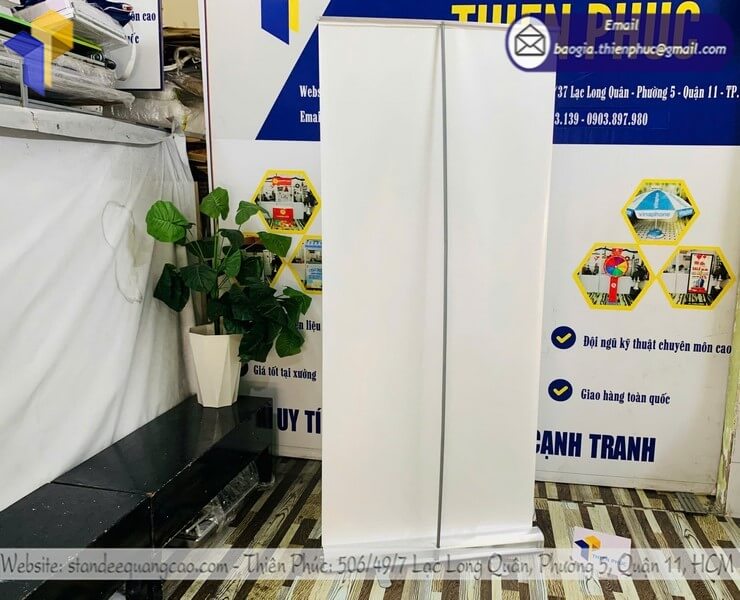 Báo giá standee kéo cuốn nhôm di động in logo rẻ ưu đãi đặt hàng nhanh