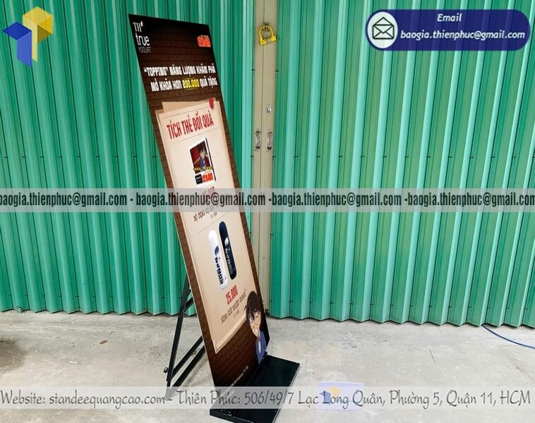 Báo giá standee quảng cáo 1 mặt lắp ráp chịu gió bán toàn quốc cho khai trương chương trình khuyến mãi