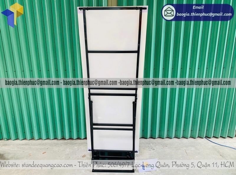 Báo giá standee quảng cáo 1 mặt lắp ráp chịu gió 550K - 700K gia công khung sắt