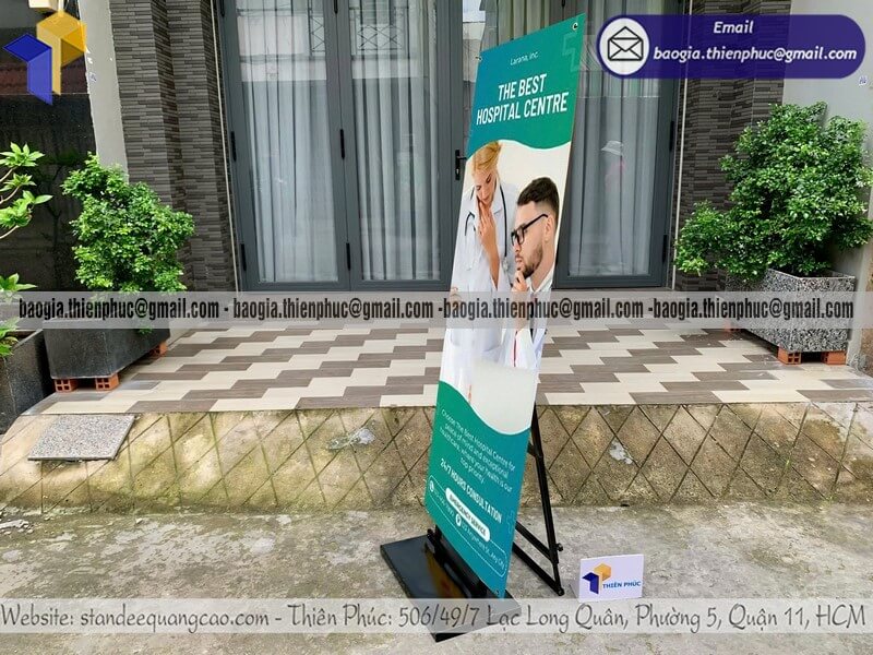 Báo giá standee quảng cáo 1 mặt treo banner cho sự kiện quảng cáo cho hội chợ khai trương