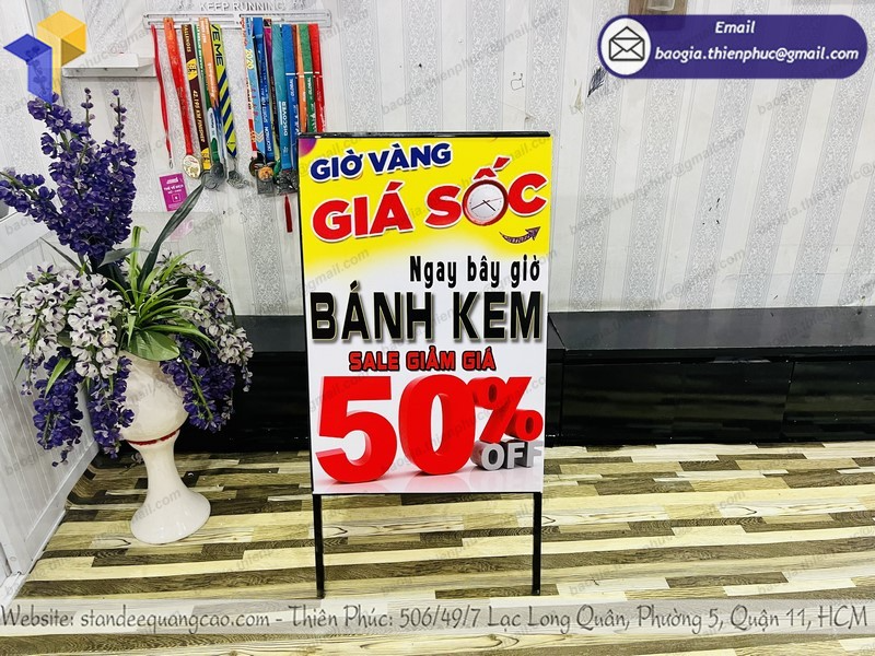 báo giá standee quảng cáo chân chữ a