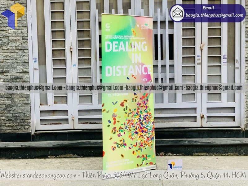 Báo giá standee quảng cáo cuốn nhôm ngoài trời in logo cho triễn lãm khai trương quảng cáo