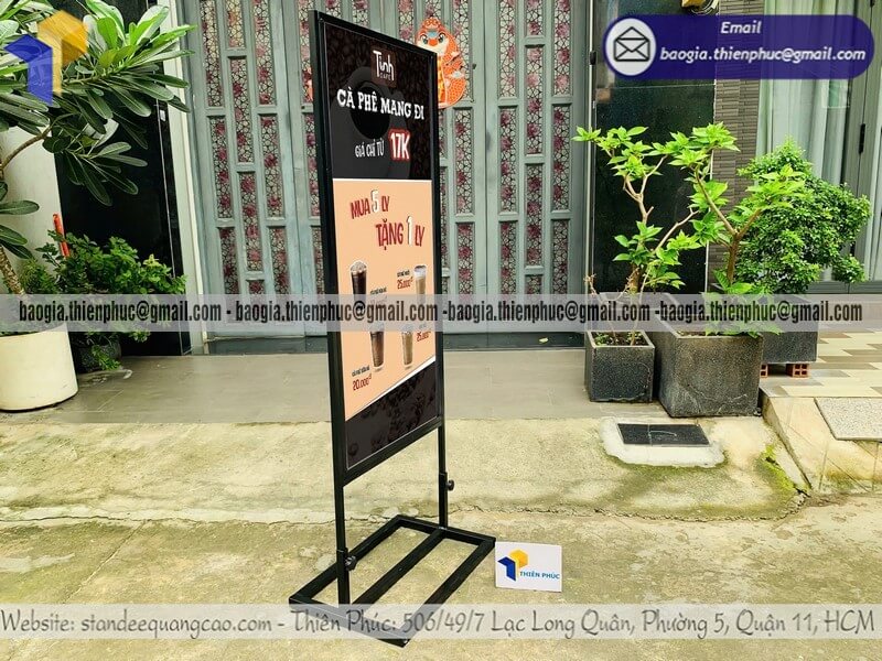 Báo giá standee quảng cáo sản phẩm bằng sắt đứng hai mặt một cái phù hợp cho showroom quán ăn