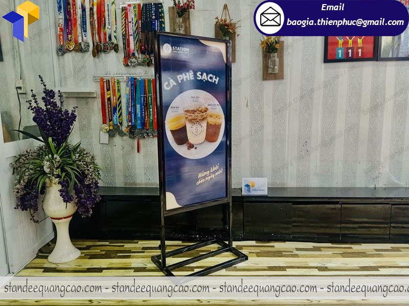 báo giá standee sắt cán format