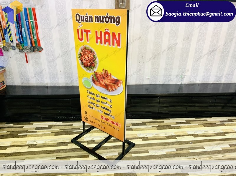 báo gía mẫu standee chân sắt giá rẻ