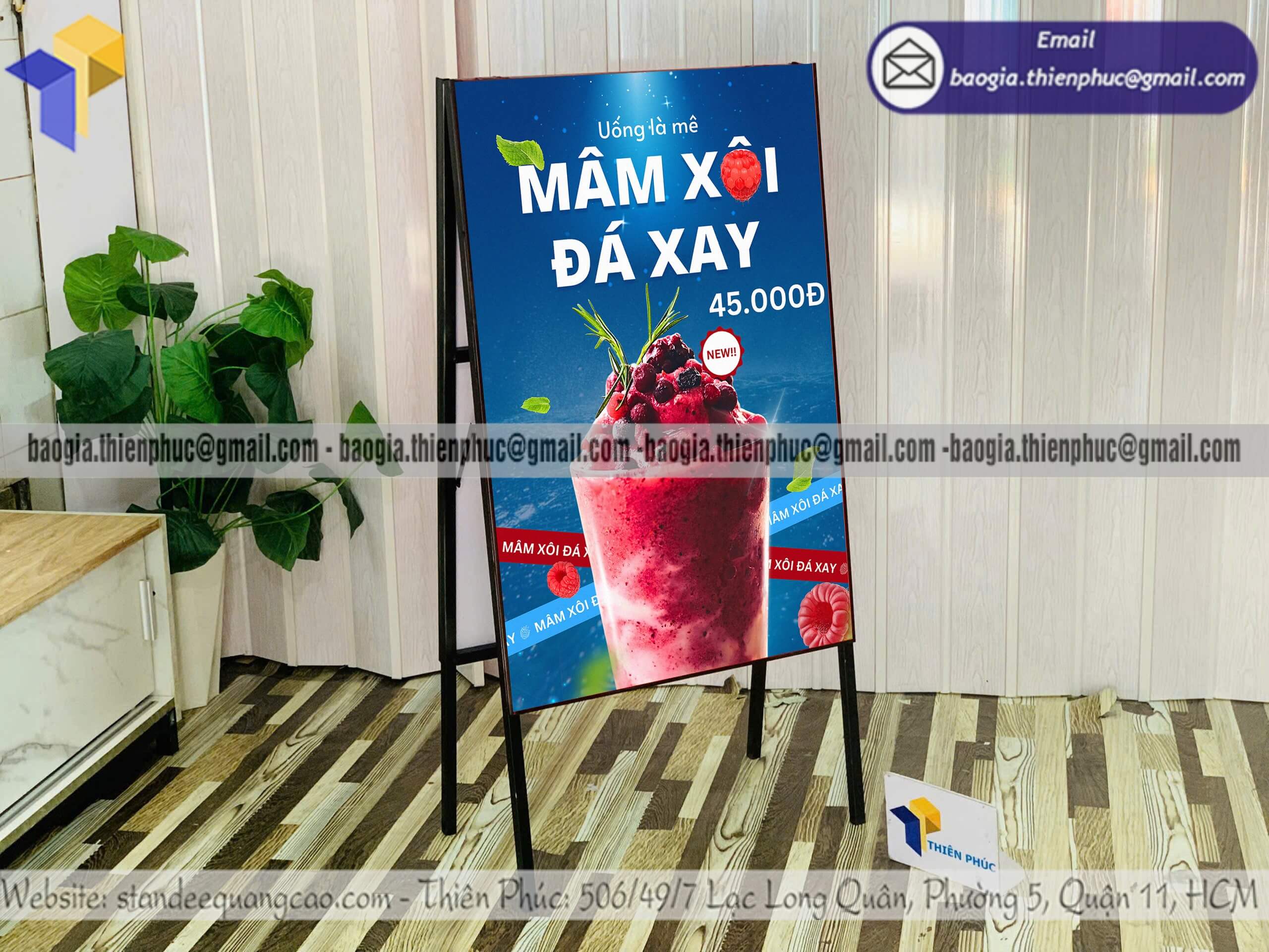 Biển hiệu A 2 mặt gắn poster khung sắt chống đổ làm biển khuyến mãi khai trương sale off