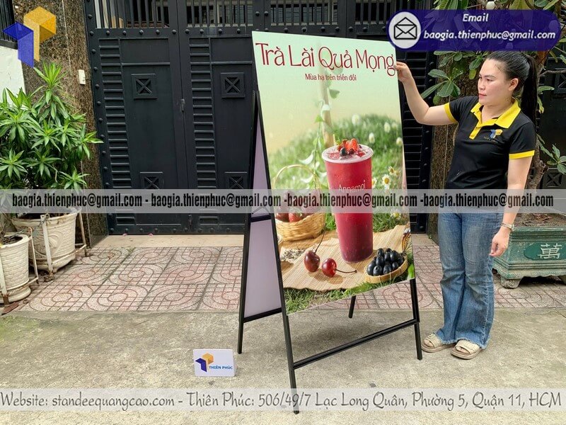 Biển hiệu chữ A khung sắt in hai mặt gấp gọn cho shop thời trang văn phòng