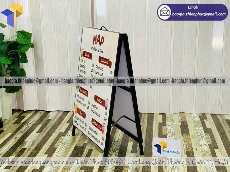 Biển hiệu chữ A khung sắt in hai mặt trên hè phố giá tốt hơn thị trường