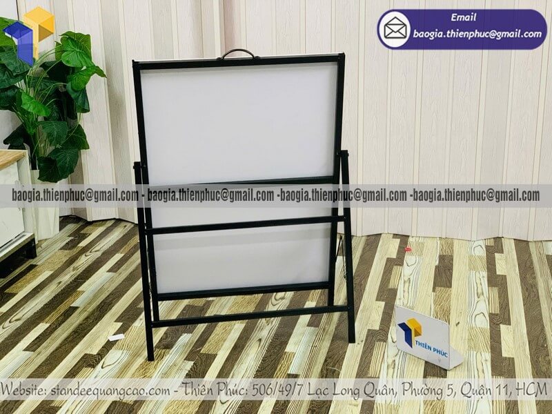 Biển hiệu in 1 mặt chân sắt di động để ngoài trời in giá rẻ cho số lượng lớn