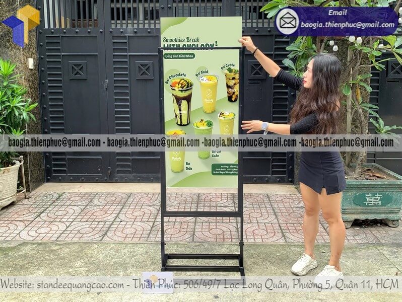 Biển hiệu quảng cáo đứng khung sắt in 2 mặt để vỉa hè cho tiệm hair nail spa