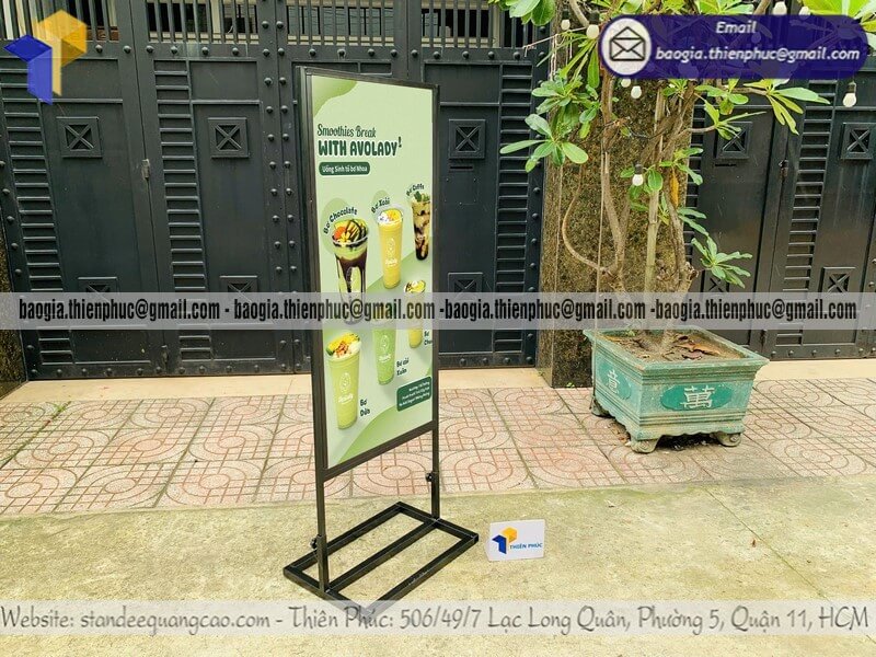 Biển hiệu quảng cáo đứng khung sắt in 2 mặt để vỉa hè dao động từ 800k đến 1tr3 cho cửa hàng