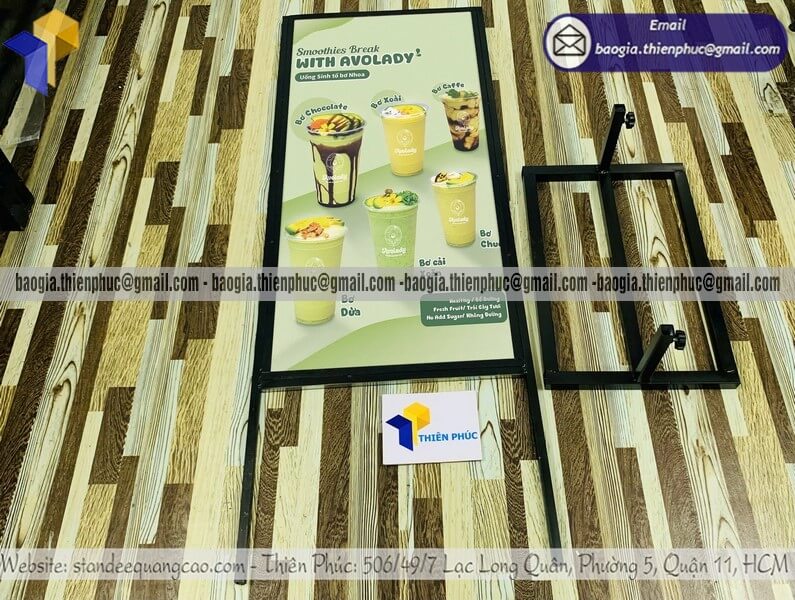 Biển hiệu quảng cáo đứng khung sắt in 2 mặt để vỉa hè gia công đơn giản tiện lợi