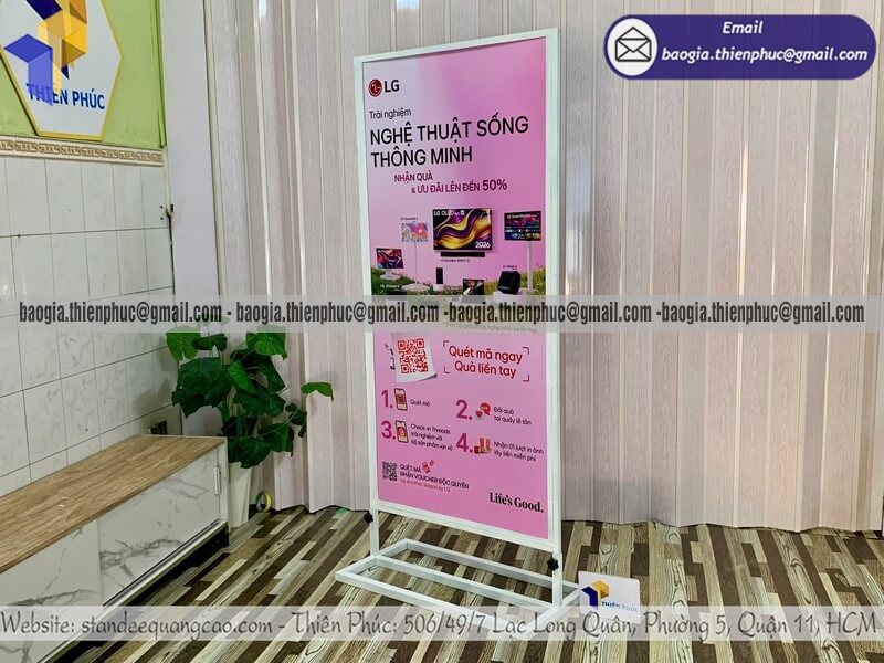 Biển quảng cáo sản phẩm đứng cỡ lớn in 2 mặt tăng lượt tiếp xúc khách hàng