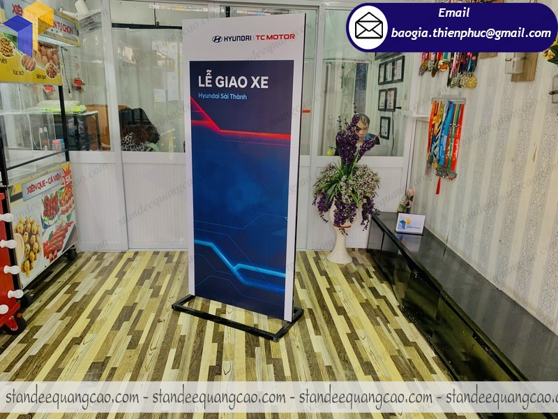 báo giá standee khung sắt chịu gió